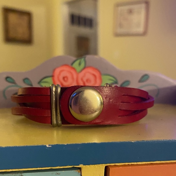 Leather bracelet with button clasp. - Picture 2 of 2